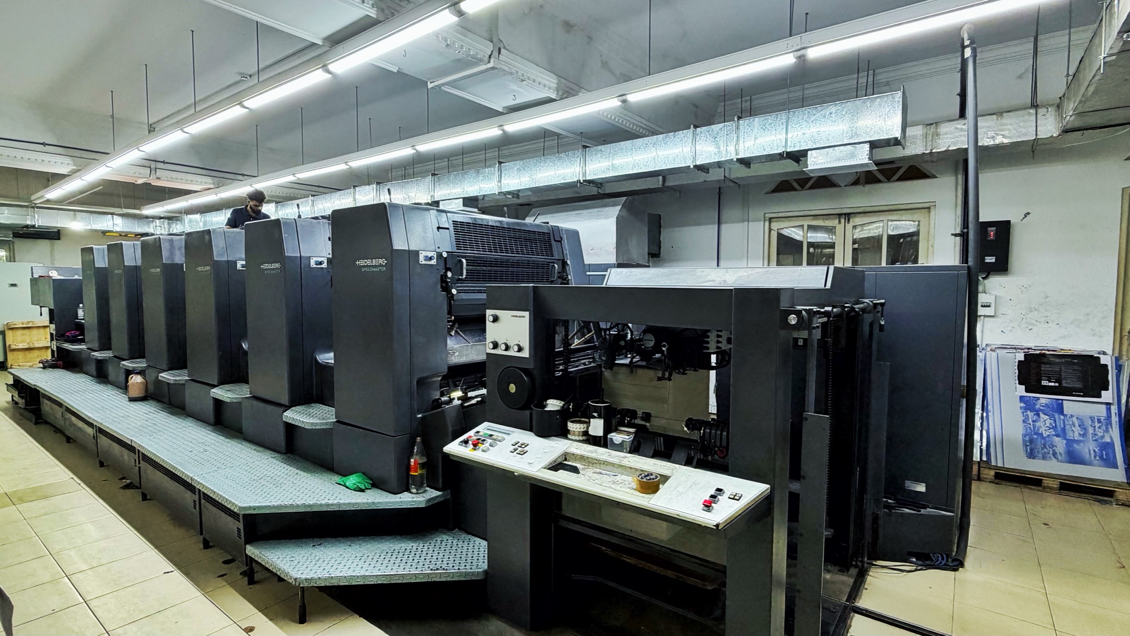 Press room with a multi-unit Heidelberg line and operator console